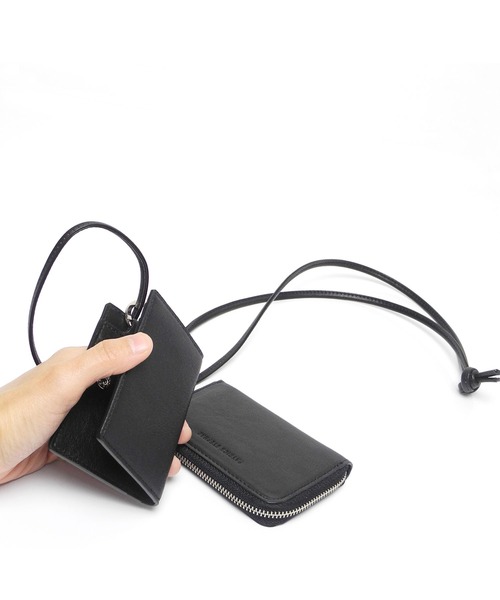 PATRICK STEPHAN（パトリックステファン）の「パトリック ステファン / Leather wallet & card case 'empty-handed'　ネックウォレット（財布・メンズ・ブラック/シルバー/シルバー系その他/ベージュ/チャコールグレー/シルバー系その他2/ブラック×シルバー・FREE）」の11枚目の写真