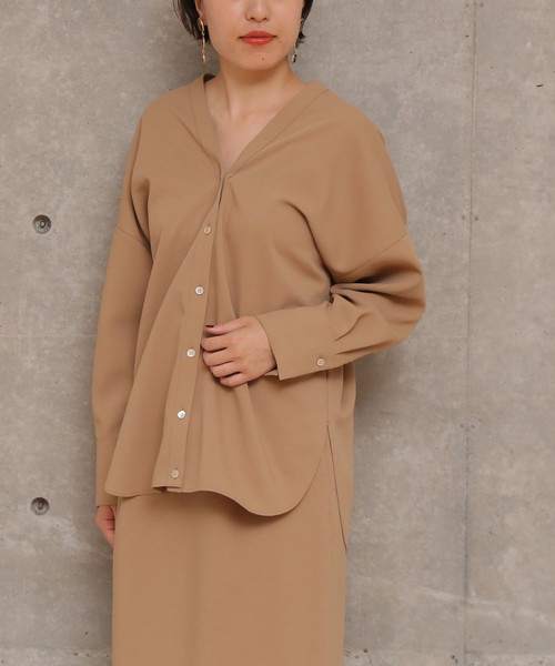 Liesse（リエス）の「フロントボタンVネックブラウス（シャツ/ブラウス・レディース・アイボリー/ブラック/ベージュ/ボルドー・FREE）」の3枚目の写真