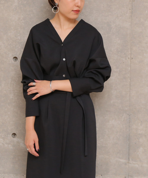 Liesse（リエス）の「フロントボタンVネックブラウス（シャツ/ブラウス・レディース・アイボリー/ブラック/ベージュ/ボルドー・FREE）」の2枚目の写真