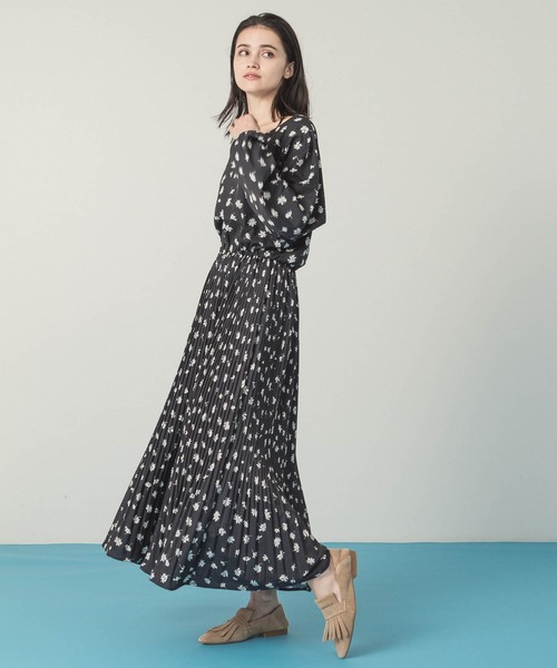 ALLUMER(アリュメール)の「フラワープリントプリーツドレス(ドレス・レディース・ブラック/ネイビー・1)」の1枚目の写真