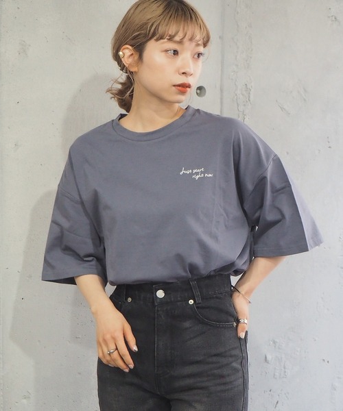 tiptop（ティップトップ）の「レタリングBIGTシャツ（Tシャツ/カットソー・レディース・ブラック/ブラウン/オフホワイト/サックスブルー/ライトグリーン/ホワイト系その他/ブラック系その他/ホワイト系その他2/ブラック系その他2/ブルー/ホワイト系その他3/ブラック系その他3/グレー/ブラック系その他4/ホワイト系その他4・FREE）」の15枚目の写真