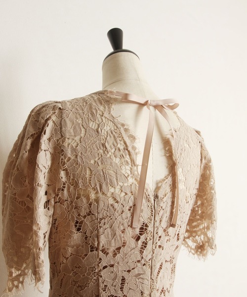 tocco closet(トッコ クローゼット)の「スカラップ×りぼん装飾パフスリーブ総レースワンピース(ワンピース・レディース・ベージュ/ブラック・M)」の18枚目の写真