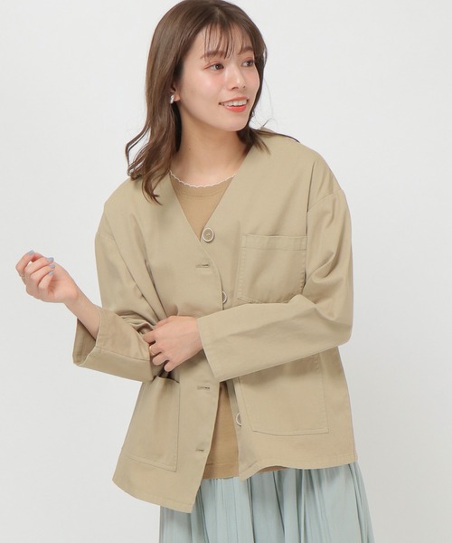 LBC(エルビーシー)の「製品染めノーカラージャケット(ブルゾン・レディース・エメラルド/ベージュ・M/L)」の1枚目の写真