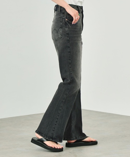 EDWIN（エドウィン）の「essentials ハイウエストヴィンテージフレアデニムパンツ（デニムパンツ・レディース・ブルー/ブラック系その他/ブルー系その他/ライトインディゴブルー/ブルー系その他2・SMALL/LARGE/MEDIUM/X-SMALL）」の11枚目の写真