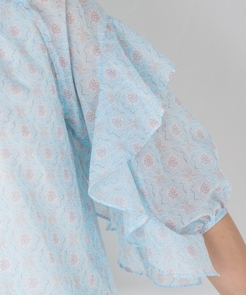 socolla(ソコラ)の「【socolla】袖ラッフル幾何柄ブラウス(シャツ/ブラウス・レディース・ブルー系その他/ピンク系その他・S/M)」の3枚目の写真