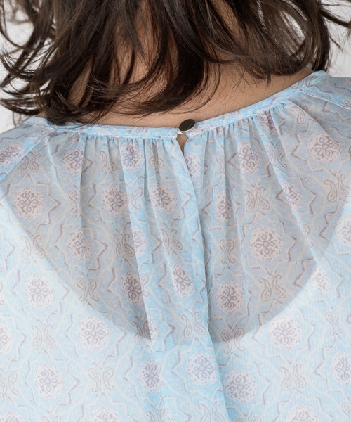 socolla(ソコラ)の「【socolla】袖ラッフル幾何柄ブラウス(シャツ/ブラウス・レディース・ブルー系その他/ピンク系その他・S/M)」の5枚目の写真