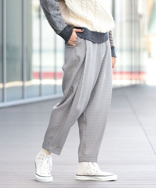 BEAMS BOY（ビームスボーイ）の「BEAMS BOY / ワンプリーツ ポリエステル テーパード パンツ（スラックス・レディース・ベージュ/ブラウン・1/0）」の3枚目の写真