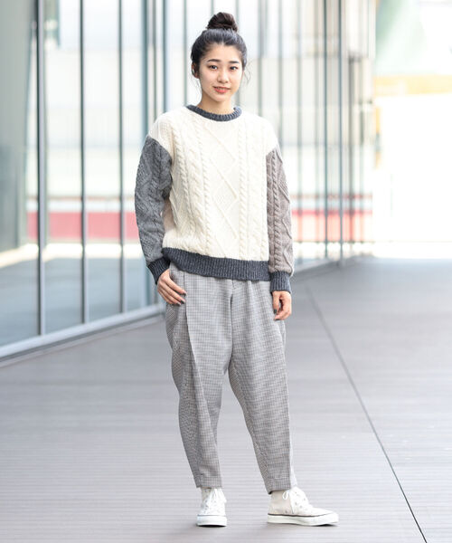 BEAMS BOY（ビームスボーイ）の「BEAMS BOY / ワンプリーツ ポリエステル テーパード パンツ（スラックス・レディース・ベージュ/ブラウン・1/0）」の4枚目の写真