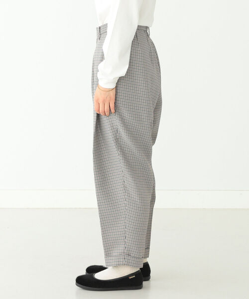 BEAMS BOY（ビームスボーイ）の「BEAMS BOY / ワンプリーツ ポリエステル テーパード パンツ（スラックス・レディース・ベージュ/ブラウン・1/0）」の8枚目の写真