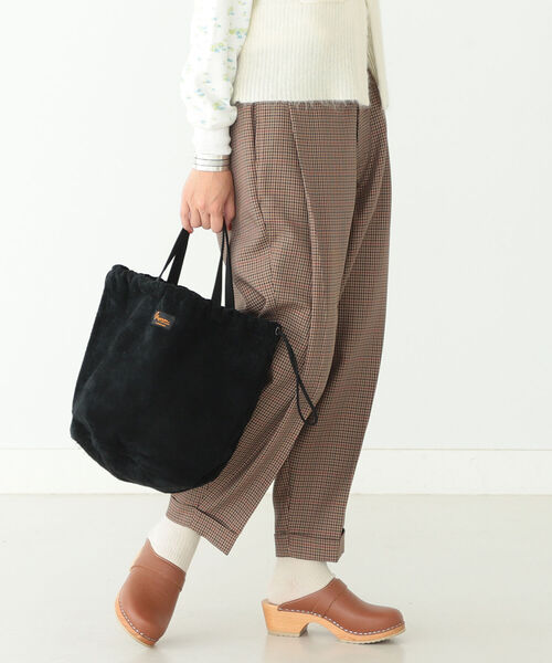 BEAMS BOY（ビームスボーイ）の「BEAMS BOY / ワンプリーツ ポリエステル テーパード パンツ（スラックス・レディース・ベージュ/ブラウン・1/0）」の10枚目の写真