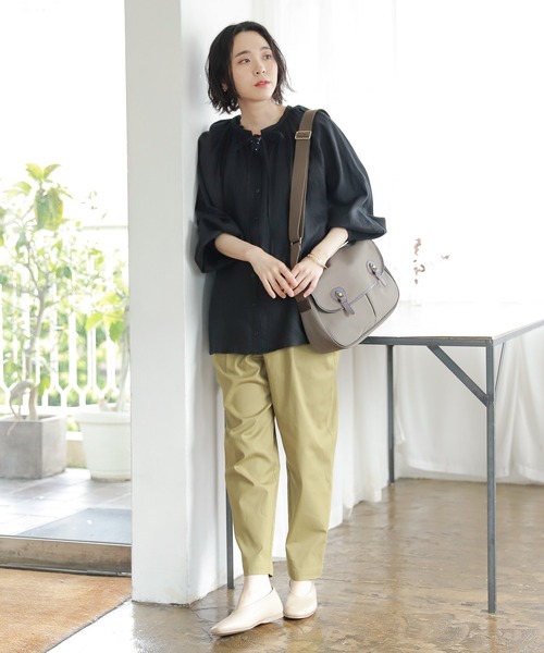 studio CLIP（スタディオクリップ）の「撥水カシメショルダーバッグ（ショルダーバッグ・レディース・ベージュ/ブラック/カーキ・FREE）」の11枚目の写真