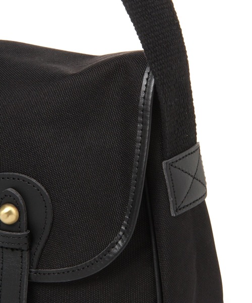 studio CLIP（スタディオクリップ）の「撥水カシメショルダーバッグ（ショルダーバッグ・レディース・ベージュ/ブラック/カーキ・FREE）」の4枚目の写真