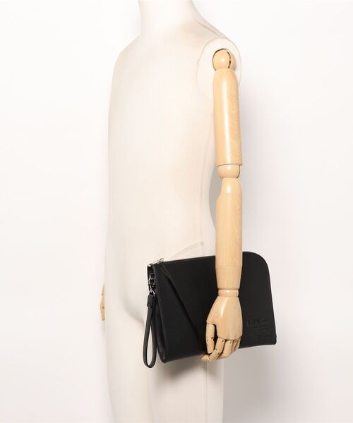 AZUL by moussy（アズールバイマウジー）の「AZUL EMBOSS CLUTCH BAG/AZULエンボスクラッチバッグ（ショルダーバッグ・メンズ・ブラック・FREE）」の2枚目の写真