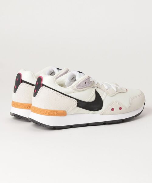 NIKE（ナイキ）の「NIKE/ナイキ ウィメンズ ベンチャー ランナー（スニーカー・レディース・ベージュ・23cm/23.5cm/24cm/24.5cm/25cm）」の2枚目の写真