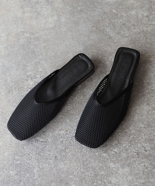 Riberry（リベリー）の「スクエアメッシュスリッパサンダル（サンダル・レディース・ホワイト/ブラック・MEDIUM/LARGE）」の2枚目の写真
