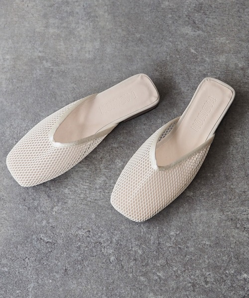 Riberry（リベリー）の「スクエアメッシュスリッパサンダル（サンダル・レディース・ホワイト/ブラック・MEDIUM/LARGE）」の7枚目の写真