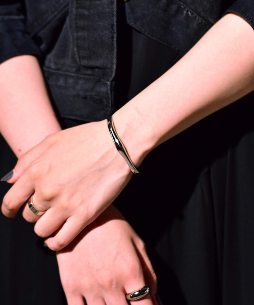 LHME（エルエイチエムイー）の「【WEB限定】”Atrium”ブランチバングル/サージカルステンレス（金属アレルギー対応）【LHME / エルエイチエムイー】（バングル/リストバンド・レディース・シルバー/ゴールド・ONE SIZE）」の18枚目の写真