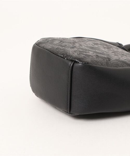 DONOBAN（ドノバン）の「花柄合皮ミニショルダーバッグ（ショルダーバッグ・レディース・ブラック/ダークグレー/キャメル・F）」の4枚目の写真