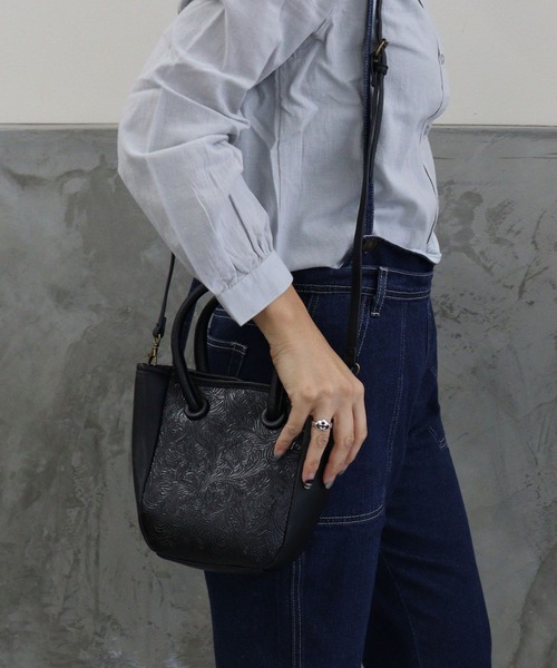 DONOBAN（ドノバン）の「花柄合皮ミニショルダーバッグ（ショルダーバッグ・レディース・ブラック/ダークグレー/キャメル・F）」の7枚目の写真