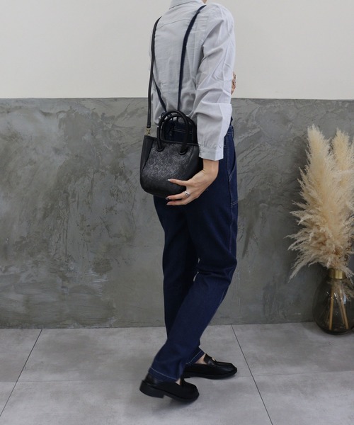 DONOBAN（ドノバン）の「花柄合皮ミニショルダーバッグ（ショルダーバッグ・レディース・ブラック/ダークグレー/キャメル・F）」の9枚目の写真