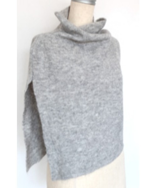 mimis（ミイーミイーズ）の「メランジニットスリットポンチョ（ストール/ショール・レディース・ブラック/ライトグレー/ライトブラウン・FREE）」の5枚目の写真