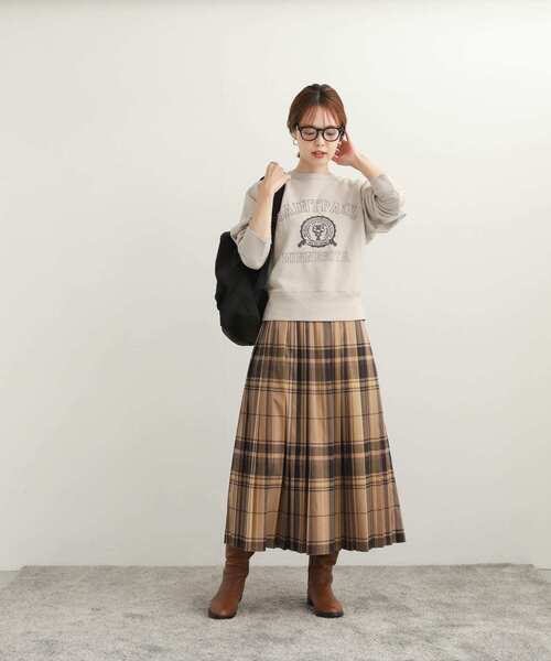 URBAN RESEARCH DOORS（アーバンリサーチドアーズ）の「カレッジロゴスウェットプルオーバー（スウェット・レディース・グレー系その他/ブラウン/パープル・MEDIUM）」の5枚目の写真