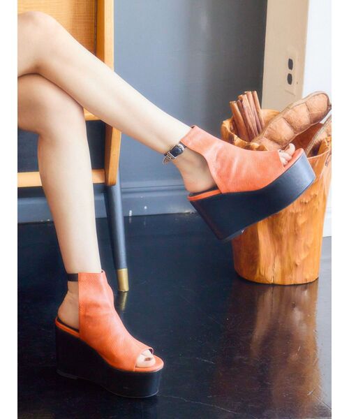 EVRIS（エヴリス）の「バックルデザインプラットフォームサンダル（サンダル・レディース・ブラック/オレンジ・SMALL/MEDIUM/LARGE）」の5枚目の写真