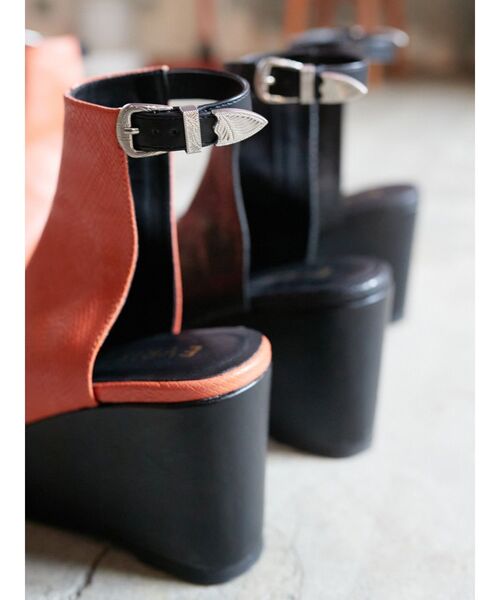 EVRIS（エヴリス）の「バックルデザインプラットフォームサンダル（サンダル・レディース・ブラック/オレンジ・SMALL/MEDIUM/LARGE）」の13枚目の写真