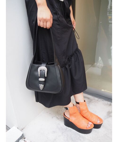 EVRIS（エヴリス）の「バックルデザインプラットフォームサンダル（サンダル・レディース・ブラック/オレンジ・SMALL/MEDIUM/LARGE）」の14枚目の写真