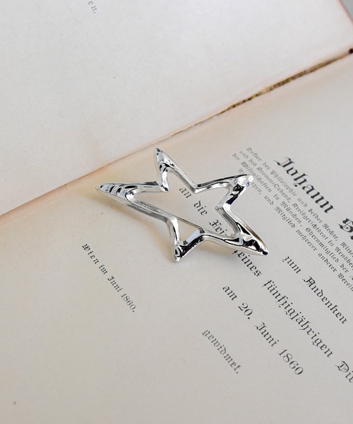 styiro（スタイロ）の「メタルフレームブローチ（ブローチ/コサージュ・レディース・シルバー系その他/ゴールド系その他/シルバー系その他2/ゴールド系その他2/シルバー系その他3/シルバー系その他4/シルバー系その他5/ゴールド系その他3/ゴールド系その他4/ゴールド系その他5・FREE）」の2枚目の写真