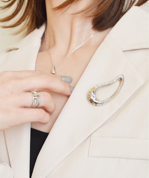 styiro（スタイロ）の「メタルフレームブローチ（ブローチ/コサージュ・レディース・シルバー系その他/ゴールド系その他/シルバー系その他2/ゴールド系その他2/シルバー系その他3/シルバー系その他4/シルバー系その他5/ゴールド系その他3/ゴールド系その他4/ゴールド系その他5・FREE）」の3枚目の写真