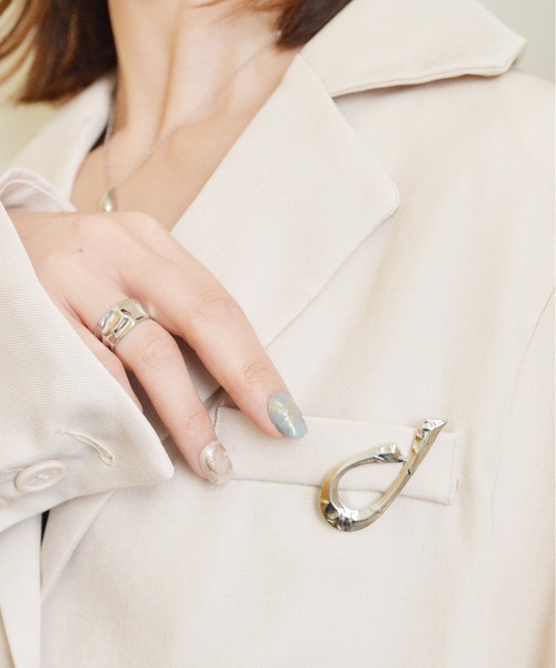 styiro（スタイロ）の「メタルフレームブローチ（ブローチ/コサージュ・レディース・シルバー系その他/ゴールド系その他/シルバー系その他2/ゴールド系その他2/シルバー系その他3/シルバー系その他4/シルバー系その他5/ゴールド系その他3/ゴールド系その他4/ゴールド系その他5・FREE）」の4枚目の写真