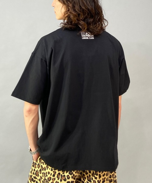 LURKING CLASS(ラーキングクラス)の「【ムラサキスポーツ別注】LURKING CLASS/ラーキングクラス オーバーサイズ グラフィックプリント クルーネックTシャツ/半袖Tシャツ ST23STM07(Tシャツ/カットソー・メンズ・ブラック/ホワイト・M/L/XL)」の10枚目の写真