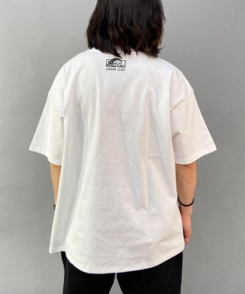 LURKING CLASS(ラーキングクラス)の「【ムラサキスポーツ別注】LURKING CLASS/ラーキングクラス オーバーサイズ グラフィックプリント クルーネックTシャツ/半袖Tシャツ ST23STM07(Tシャツ/カットソー・メンズ・ブラック/ホワイト・M/L/XL)」の3枚目の写真