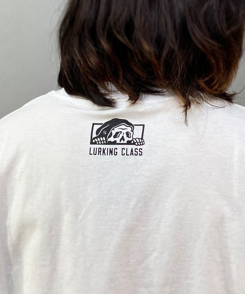 LURKING CLASS(ラーキングクラス)の「【ムラサキスポーツ別注】LURKING CLASS/ラーキングクラス オーバーサイズ グラフィックプリント クルーネックTシャツ/半袖Tシャツ ST23STM07(Tシャツ/カットソー・メンズ・ブラック/ホワイト・M/L/XL)」の9枚目の写真