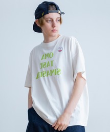 AUG（オーグ）の「AUG オマタセ プリント Tee（Tシャツ/カットソー・メンズ）」