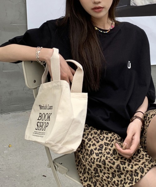 SHEENA(シーナ)の「綿100%、バックロゴルーズTシャツ(Tシャツ/カットソー・レディース・ホワイト/ブラック・M)」の8枚目の写真