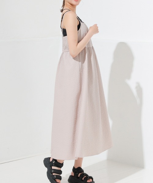 Honeys(ハニーズ)の「キャミワンピース(ワンピース・レディース・グレイッシュベージュ/ブラック/アイボリー・L/M/S/LL)」の3枚目の写真