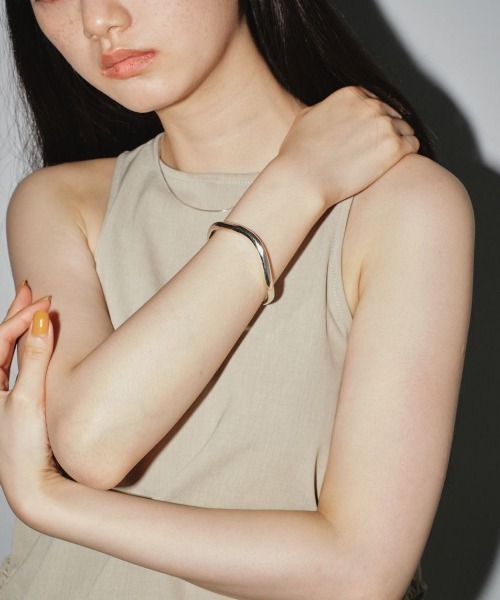 TODAYFUL(トゥデイフル)の「TODAYFUL Plain Nuance Bangle プレーンニュアンスバングル/12320922(ブレスレット・レディース・ゴールド/シルバー・ONE SIZE)」の3枚目の写真