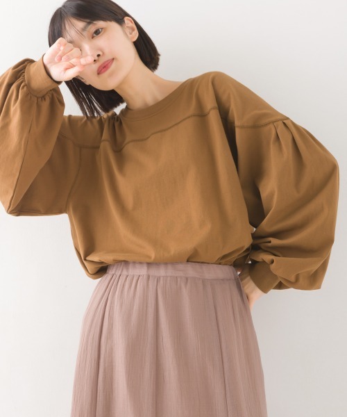 OMNES（オムネス）の「袖ボリュームタック長袖Tシャツ（Tシャツ/カットソー・レディース・ホワイト/グレー/キャメル/ブラック・FREE）」の2枚目の写真