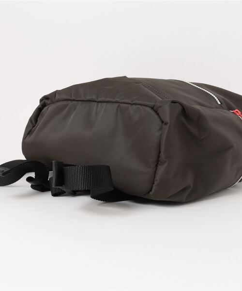 HUNTER(ハンター)の「オリジナルラージ トップクリップ バックパック Original Large Topclip Backpack 16L(バックパック/リュック・メンズ・ダークオリーブ/ブラック・FREE)」の4枚目の写真