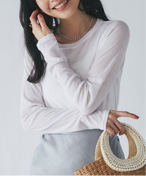 La boutique BonBon(ラブティックボンボン)の「シアークルーカットソー(Tシャツ/カットソー・レディース・ホワイト/ブラック/グレイッシュベージュ・FREE)」の2枚目の写真