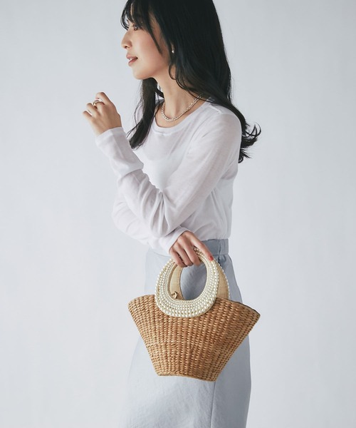 La boutique BonBon(ラブティックボンボン)の「シアークルーカットソー(Tシャツ/カットソー・レディース・ホワイト/ブラック/グレイッシュベージュ・FREE)」の5枚目の写真