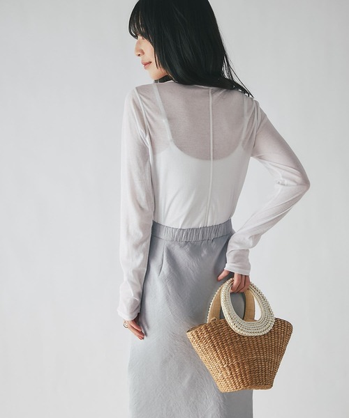 La boutique BonBon(ラブティックボンボン)の「シアークルーカットソー(Tシャツ/カットソー・レディース・ホワイト/ブラック/グレイッシュベージュ・FREE)」の6枚目の写真