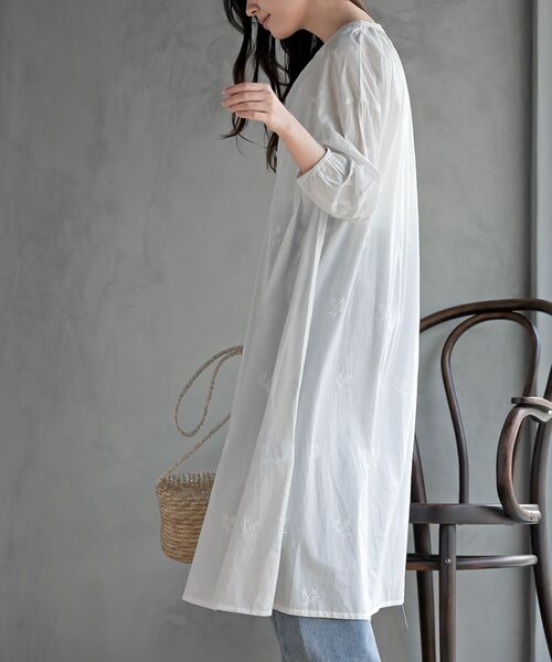 rps（アールピーエス）の「総刺繍バンドカラー９分袖シャツワンピース（シャツワンピース・レディース・オフホワイト/チャコールグレー/ネイビー・フリー）」の5枚目の写真