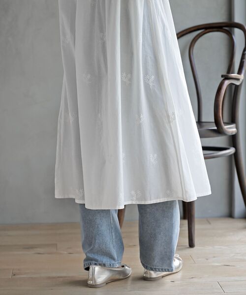 rps（アールピーエス）の「総刺繍バンドカラー９分袖シャツワンピース（シャツワンピース・レディース・オフホワイト/チャコールグレー/ネイビー・フリー）」の10枚目の写真