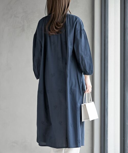 rps（アールピーエス）の「総刺繍バンドカラー９分袖シャツワンピース（シャツワンピース・レディース・オフホワイト/チャコールグレー/ネイビー・フリー）」の14枚目の写真