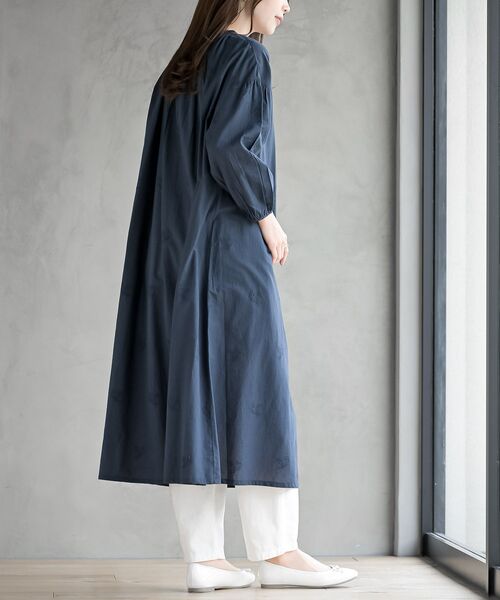 rps（アールピーエス）の「総刺繍バンドカラー９分袖シャツワンピース（シャツワンピース・レディース・オフホワイト/チャコールグレー/ネイビー・フリー）」の15枚目の写真