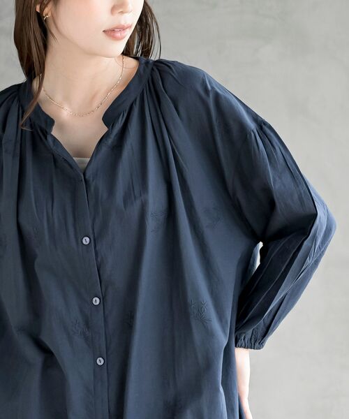 rps（アールピーエス）の「総刺繍バンドカラー９分袖シャツワンピース（シャツワンピース・レディース・オフホワイト/チャコールグレー/ネイビー・フリー）」の16枚目の写真