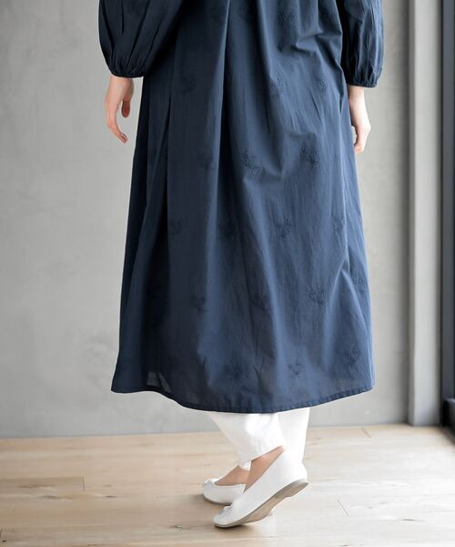 rps（アールピーエス）の「総刺繍バンドカラー９分袖シャツワンピース（シャツワンピース・レディース・オフホワイト/チャコールグレー/ネイビー・フリー）」の18枚目の写真